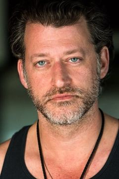 Bryan Brendle interpreta Morris