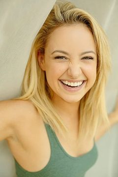 Brittney Wilson interpreta Josephine