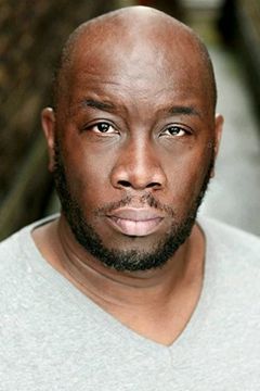 Mark Asante interpreta VC Member