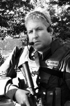 David Dale McCue interpreta Pittsburgh Police Officer (uncredited)
