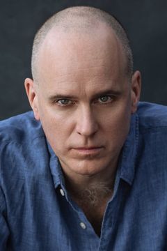 Kelly AuCoin interpreta Ellis Leach