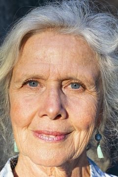 Janine Horsburgh interpreta Mrs. Deume