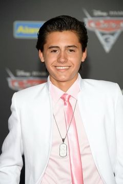 Isaak Presley interpreta Ethan Diaz