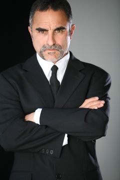 Max Daniels interpreta Jeffrey Clark