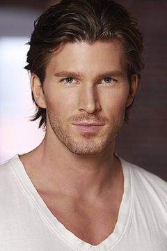 Christopher Russell interpreta Mark Crawford