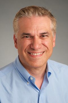Joe Cali interpreta Reporter