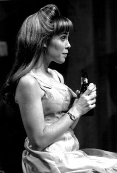 Bella Hudson interpreta Daphne