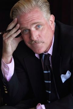 Scott Atkinson interpreta Sebastian the Cake King