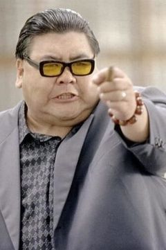 Glen Chin interpreta Druggist