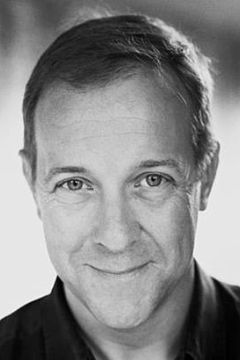 Andrew Williams interpreta British Journalist 2