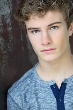 Brady Tutton interpreta Jackson