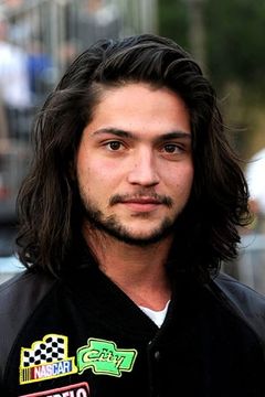 Thomas McDonell interpreta Finn Collins