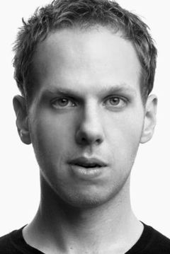Thomas Coombes interpreta Derek Endicott / Eric Chandler