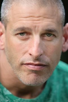 Adam Boyer interpreta Tye
