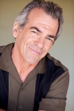 John Pappas interpreta Agent Charlie Rusk