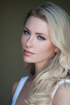 Valarie Kobrovsky interpreta Prateek's Hot Girlfriend