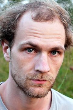 Robert Gwisdek interpreta Peter Maienbaum