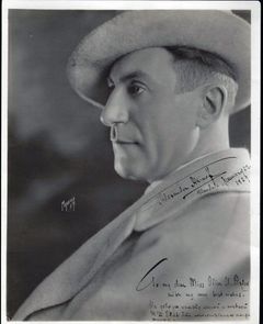 Alex Akimoff interpreta Captain of Waiters (uncredited)