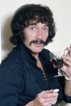 Peter Wyngarde interpreta Pausanias