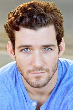 Casey King interpreta Mike
