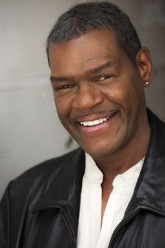 Mack Miles interpreta Tyrell