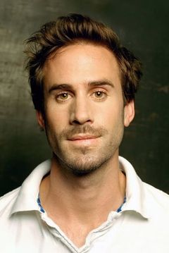 Joseph Fiennes interpreta Proteus (voice)
