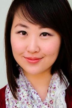 Julia Cho interpreta Receptionist