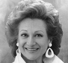 Magda Harout interpreta Aunt Sonia