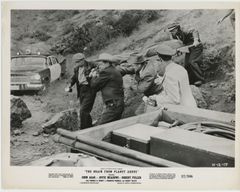 Tim Graham interpreta Sawyer (uncredited)