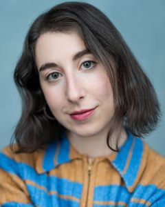Olivia Marcus interpreta Comics Store Clerk