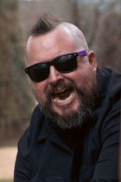 Scott Wampler interpreta Radio Host #2 (voice)