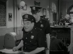 Joe E. Ross interpreta Extra (uncredited)