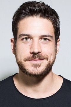 Marco Pigossi interpreta Fabio