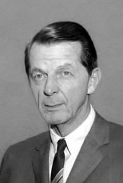 William Dozier interpreta Narrator / Bat-Computer (voice) (uncredited)