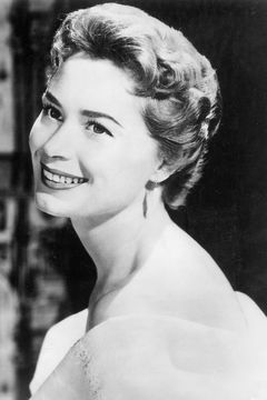 June Dayton interpreta Miss Ray Cave