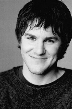 Mark Ballou interpreta Derek