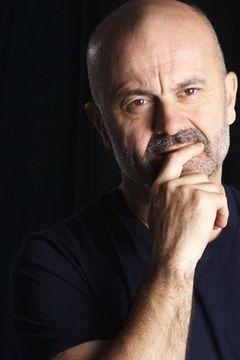 Sergio Pierattini interpreta Pension Waiter