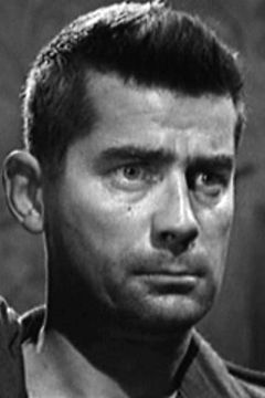 Christopher Rhodes interpreta German Gunnery Officer