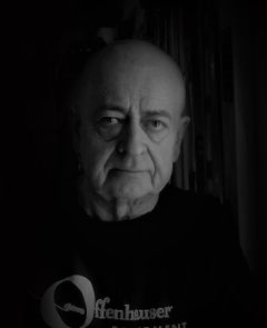 R.J. Burns interpreta Man at Helicopter