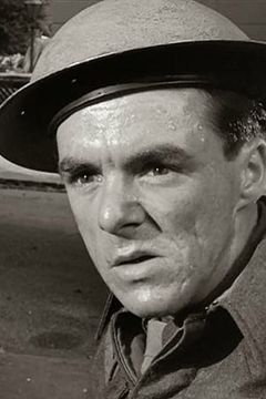 Victor Maddern interpreta Camp Cook (uncredited)