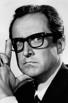 Roger Bowen interpreta Newspaperman