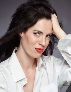 Adrienne McQueen interpreta Seductress (uncredited)