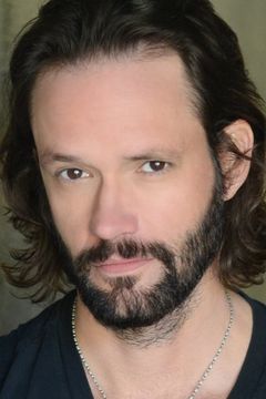 Marcus Hester interpreta Zach