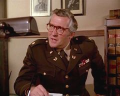 Howard Platt interpreta Lawyer at Party