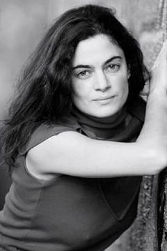 Maria Papas interpreta Gemma's Friend