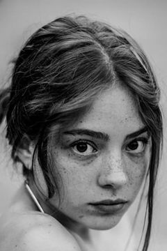 Victoria Eber interpreta Iris Hartmann