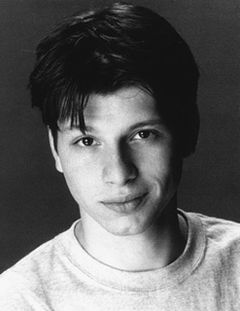 Jamie Harding interpreta Amin Chahine