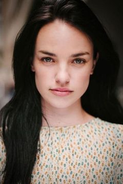 Alice Chaston interpreta Clara