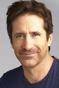 Richard Gunn interpreta Lou Cates