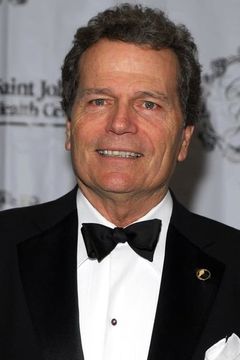 Patrick Wayne interpreta Devlin Warren